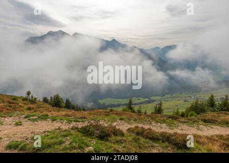 Nuvole provenienti dalla valle dello Zillertal, Penkenjoch (2095 m), Finkenberg, comunità delle Alpi Zillertal, Tirolo, Austria Foto Stock