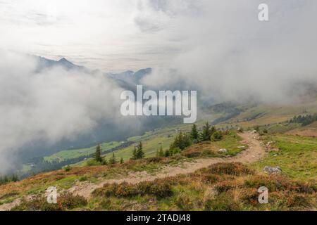 Nuvole provenienti dalla valle dello Zillertal, Penkenjoch (2095 m), Finkenberg, comunità delle Alpi Zillertal, Tirolo, Austria Foto Stock