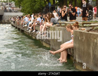 Zurigo, Svizzera - 3 giugno 2017: Gente sul lago di Zurigo. Vita quotidiana a Zurigo. Foto Stock