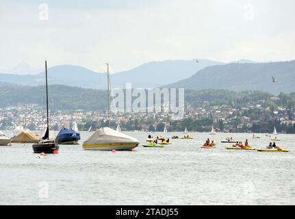 Zurigo, Svizzera - 3 giugno 2017: Catamarani e barche sul lago di Zurigo. Foto Stock
