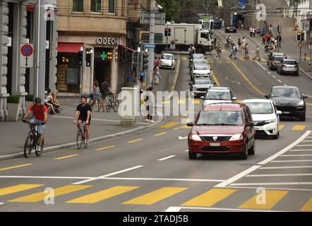 Zurigo, Svizzera - 3 giugno 2017: Ciclisti e auto in strada a Zurigo. Vita quotidiana a Zurigo. Foto Stock