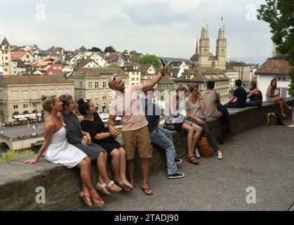 Zurigo, Svizzera - 3 giugno 2017: La gente fa selfie con Zurigo città paesaggio. Foto Stock