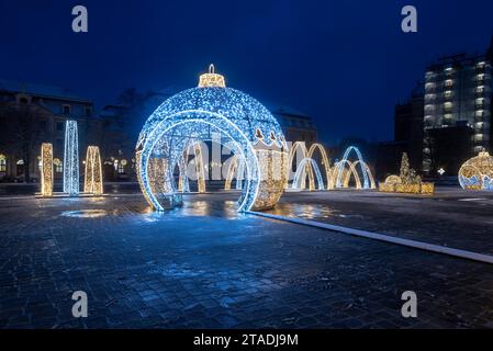 Bauble natalizio illuminato, mondo natalizio di luci, Magdeburgo, Sassonia-Anhalt, Germania Foto Stock