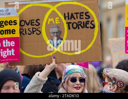La gente si riunisce durante una manifestazione contro il razzismo fuori dalla BBC Broadcasting House a Londra. Foto Stock