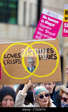 La gente si riunisce durante una manifestazione contro il razzismo fuori dalla BBC Broadcasting House a Londra. Foto Stock