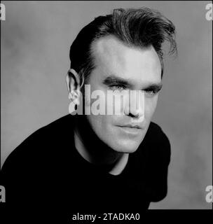 Ritratto in bianco e nero della leggendaria rockstar, il cantautore Morrissey per promuovere il suo singolo "Sunny" nel 1995 per Parlophone Records. Si tratta di una variazione dell'immagine iconica usata da Morrissey sulla copertina del suo libro Penguin Classics "Autobiography". Foto Stock