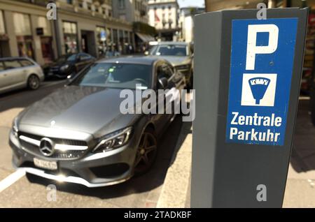 Zurigo, Svizzera - 3 giugno 2017: Cartello per il parcheggio sul distributore automatico nel centro di Zurigo. Foto Stock