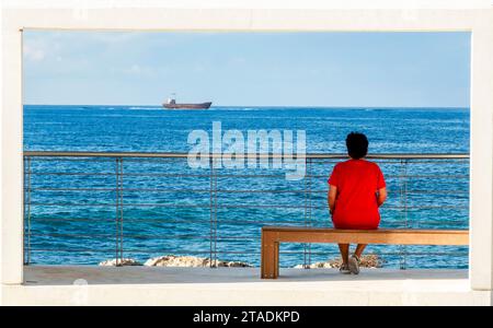 Area salotto ombreggiata sul sentiero costiero di Paphos tra Paphos e Chloraka, PAPHOS, CIPRO Foto Stock