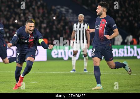 PARIGI, FRANCIA - NOVEMBRE 28: Kylian Mbappe del Paris Saint-Germain festeggia con Goncalo Ramos dopo aver segnato un gol durante la UEFA Champions League M. Foto Stock