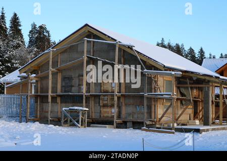 Leningrado, Russia. 19 novembre 2023. Vista di una casa in costruzione in un villaggio dopo una nevicata nella regione di Leningrado. (Immagine di credito: © Maksim Konstantinov/SOPA Images via ZUMA Press Wire) SOLO USO EDITORIALE! Non per USO commerciale! Foto Stock