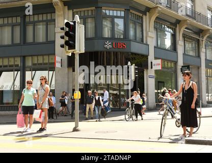 Zurigo, Svizzera - 3 giugno 2017: Persone in strada vicino alla UBS Bank a Zurigo. Vita quotidiana a Zurigo. Foto Stock