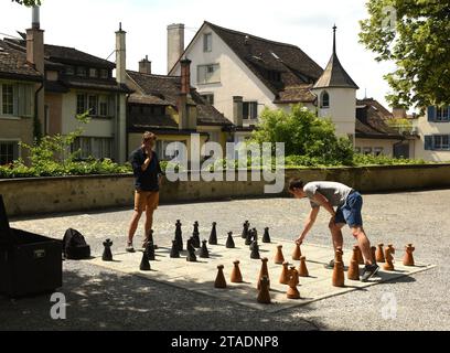 Zurigo, Svizzera - 3 giugno 2017: I ragazzi giocano a scacchi nel lindenhof Park Zurigo Foto Stock