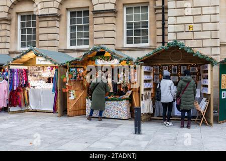 Bath Christmas Market 2023, Bath City Centre, City of Bath, Somerset, Inghilterra, REGNO UNITO Foto Stock