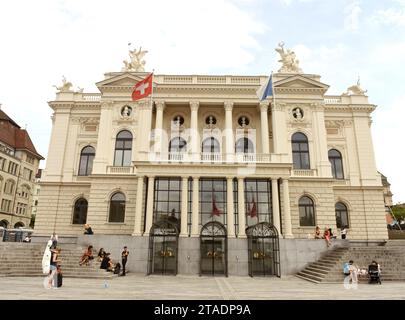 Zurigo, Svizzera - 3 giugno 2017 - edificio del Teatro dell'Opera di Zurigo (Opernhaus Zurich) e gente in piazza Sechselautenplatz. Foto Stock