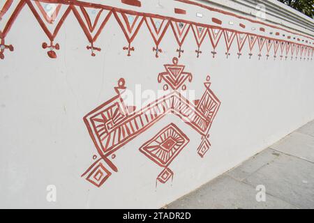 Bheenth Chitra, pittura tribale unica realizzata da Geru, una speciale polvere rossa. Disegno geometrico e pittura murale fatto a Kutch, Gujarat Foto Stock