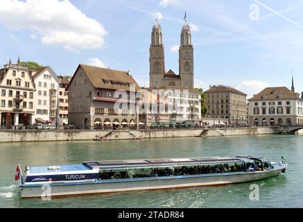 Zurigo, Svizzera - 3 giugno 2017: Battello fluviale a Limmatquai e chiesa della Gran Minster (Grossmunster), Zurigo, Svizzera. Foto Stock