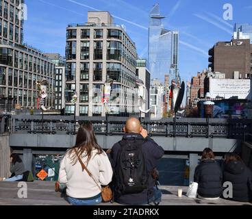 Persone che ammirano l'esposizione artistica di Cosmina Von Bonin e ammirano il paesaggio di New York City dal sentiero High Line - 24 novembre 2023 Foto Stock