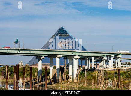 Memphis, TN - 23 ottobre 2023: Ponte Hernando de Soto e Memphis Pyramid che ospitano Bass Pro Shops nel Tennessee Foto Stock