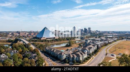 Vista panoramica del paesaggio urbano di Memphis, Tennessee, con bassi livelli d'acqua nel fiume Mississippi Foto Stock