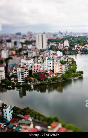 Vista del lago Truc Bach dalla Summit Lounge del Sofitel Plaza, Hanoi, Vietnam. Foto Stock