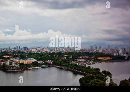 Vista del lago Truc Bach e del Lago Ovest dalla Summit Lounge del Sofitel Plaza, Hanoi, Vietnam. Foto Stock