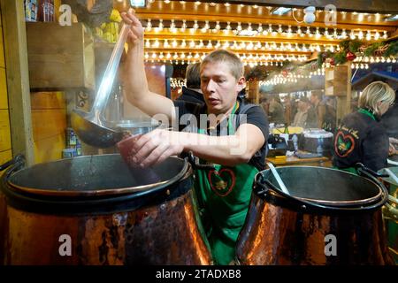 Il VIN Chaud, o vino caldo speziato, è un punto fermo dei mercatini di Natale annuali della città francese orientale di Strasburgo. I mercati sono uno dei più antichi d'Europa, essendo operativi da oltre 400 anni. Si stima che oltre due milioni di persone visiteranno la città durante la stagione di Yule del 2023. Foto Stock