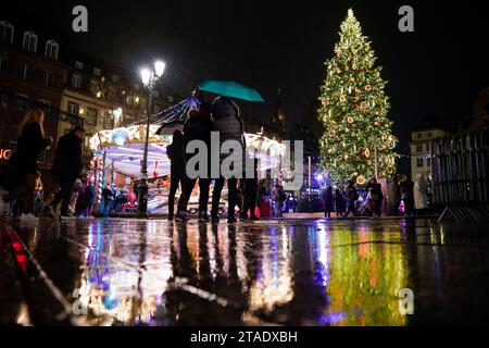 Gli acquirenti riempiono le strade di Strasburgo, in Francia, durante i mercatini di Natale annuali nella città orientale della Francia. I mercati sono uno dei più antichi d'Europa, essendo operativi da oltre 400 anni. Si stima che oltre due milioni di persone visiteranno la città durante la stagione di Yule del 2023. Foto Stock