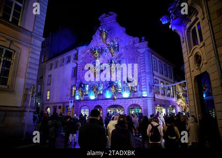 Gli acquirenti riempiono le strade di Strasburgo, in Francia, durante i mercatini di Natale annuali nella città orientale della Francia. I mercati sono uno dei più antichi d'Europa, essendo operativi da oltre 400 anni. Si stima che oltre due milioni di persone visiteranno la città durante la stagione di Yule del 2023. Foto Stock