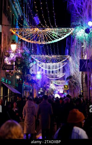 Gli acquirenti riempiono le strade di Strasburgo, in Francia, durante i mercatini di Natale annuali nella città orientale della Francia. I mercati sono uno dei più antichi d'Europa, essendo operativi da oltre 400 anni. Si stima che oltre due milioni di persone visiteranno la città durante la stagione di Yule del 2023. Foto Stock