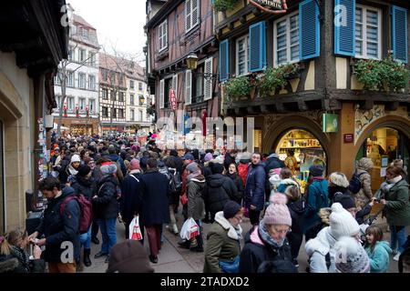 Gli acquirenti riempiono le strade di Strasburgo, in Francia, durante i mercatini di Natale annuali nella città orientale della Francia. I mercati sono uno dei più antichi d'Europa, essendo operativi da oltre 400 anni. Si stima che oltre due milioni di persone visiteranno la città durante la stagione di Yule del 2023. Foto Stock