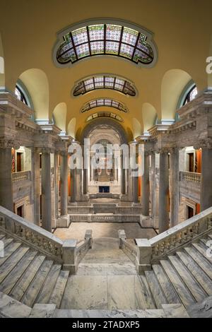 Corridoio principale e grandi scale dell'edificio del Campidoglio del Kentucky al 700 di Capital Avenue a Frankfort, Kentucky Foto Stock