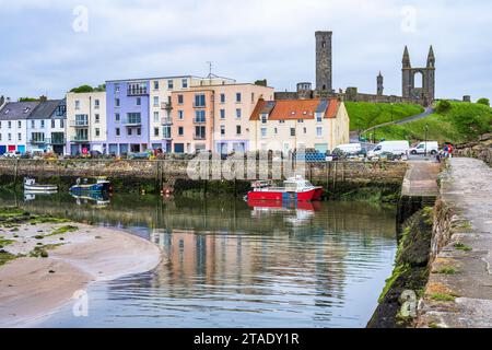 Vista dalla diga dei moderni e colorati condomini di Shorehead presso il porto di St Andrews - Royal Burgh of St Andrews in Fife, Scozia, Regno Unito Foto Stock