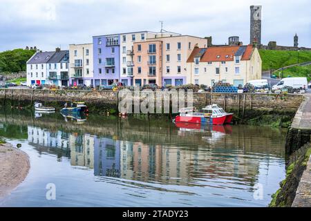 Vista dalla diga dei moderni e colorati condomini di Shorehead presso il porto di St Andrews - Royal Burgh of St Andrews in Fife, Scozia, Regno Unito Foto Stock