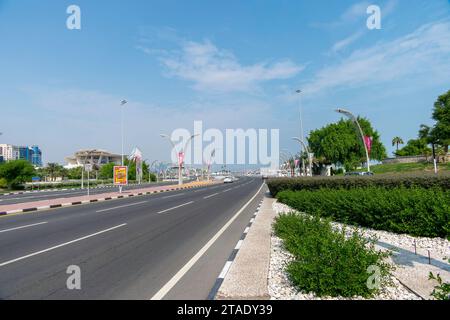 Doha, Qatar, 31 ottobre 2023. Strada che conduce alla Corniche di fronte al Museo Nazionale del Qatar Foto Stock