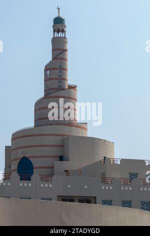 Doha, Qatar, 1 novembre 2023. Vista della torre a spirale al Fanar del Centro culturale Islamico Abdullah Bin Zaid al Mahmoud Foto Stock