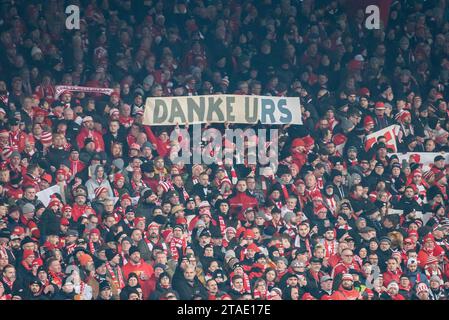 Fan von Union danken Ex-Trainer Urs Fischer 1. Fussball Bundesliga, 1. FC Union Berlin vs FC Augsburg, Stadion an der Alten F?rsterei, Berlino 25.11.2023 LE NORMATIVE DFL VIETANO L'USO DI FOTOGRAFIE COME SEQUENZE DI IMMAGINI E/O QUASI-VIDEO. Foto Stock