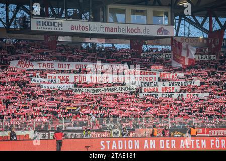 Fan von Union danken Ex-Trainer Urs Fischer und Ex-Co-Trainer Markus Hoffmann 1. Fussball Bundesliga, 1. FC Union Berlin vs FC Augsburg, Stadion an der Alten F?rsterei, Berlino 25.11.2023 LE NORMATIVE DFL VIETANO L'USO DI FOTOGRAFIE COME SEQUENZE DI IMMAGINI E/O QUASI-VIDEO. Foto Stock