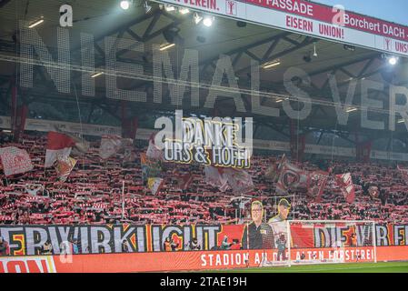 Fan von Union danken Ex-Trainer Urs Fischer und Ex-Co-Trainer Markus Hoffmann 1. Fussball Bundesliga, 1. FC Union Berlin vs FC Augsburg, Stadion an der Alten F?rsterei, Berlino 25.11.2023 LE NORMATIVE DFL VIETANO L'USO DI FOTOGRAFIE COME SEQUENZE DI IMMAGINI E/O QUASI-VIDEO. Foto Stock