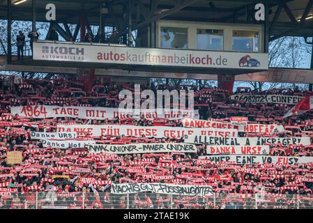 Fan von Union danken Ex-Trainer Urs Fischer und Ex-Co-Trainer Markus Hoffmann 1. Fussball Bundesliga, 1. FC Union Berlin vs FC Augsburg, Stadion an der Alten F?rsterei, Berlino 25.11.2023 LE NORMATIVE DFL VIETANO L'USO DI FOTOGRAFIE COME SEQUENZE DI IMMAGINI E/O QUASI-VIDEO. Foto Stock