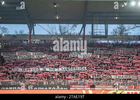 Fan von Union danken Ex-Trainer Urs Fischer und Ex-Co-Trainer Markus Hoffmann 1. Fussball Bundesliga, 1. FC Union Berlin vs FC Augsburg, Stadion an der Alten F?rsterei, Berlino 25.11.2023 LE NORMATIVE DFL VIETANO L'USO DI FOTOGRAFIE COME SEQUENZE DI IMMAGINI E/O QUASI-VIDEO. Foto Stock