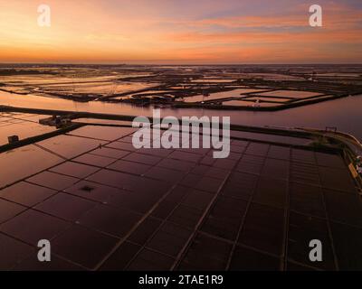 Un'immagine aerea del vivace tramonto sulle Salinas de Aveiro, le saline del Portogallo Foto Stock