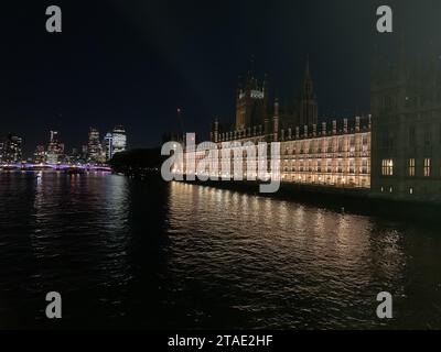 Londra, Regno Unito. 28 novembre 2023. Riflessioni del Palazzo di Westminster di notte attraverso il Tamigi a Westminster, Londra. Credito: Maureen McLean/Alamy Foto Stock