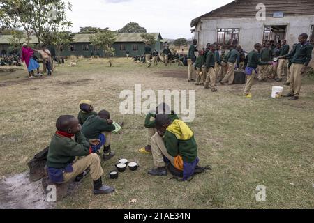 Tanzania, regione di Arusha, IrmisigyoTanzania, regione di Arusha, Irmisigyodistribuzione di cibo agli scolari la ONG Kopelion finanzia un pasto di mezzogiorno per i bambini a scuola, quando la comunità accetta di vivere con un leone sul suo territorio uno dei modi per incoraggiare la convivenza (oltre a misure protettive) Foto Stock