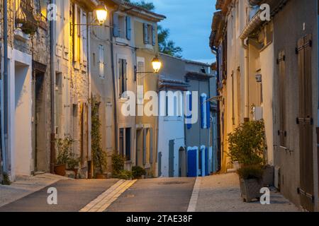 Francia, Aude, Peyriac-de-Mer, vicolo in un villaggio al crepuscolo Foto Stock