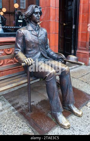 Repubblica d'Irlanda, Contea di Dublino, Dublino, statua di Oscar Wilde Foto Stock