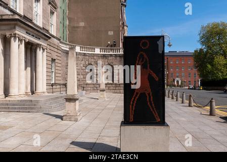 Repubblica d'Irlanda, Contea di Dublino, Dublino, Hugh Lane Gallery, opera di Julian Opie intitolata Suzanne Walking in Leather skirt, 2006 Foto Stock