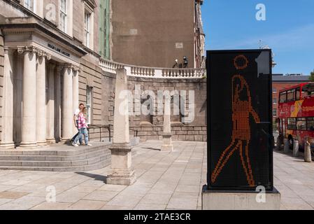 Repubblica d'Irlanda, Contea di Dublino, Dublino, Hugh Lane Gallery, opera di Julian Opie intitolata Suzanne Walking in Leather skirt, 2006 Foto Stock