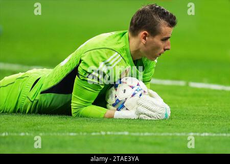 Madrid, Spagna. 29 novembre 2023. Andriy Lunin del Real Madrid durante la partita di UEFA Champions League, gruppo C, tra Real Madrid e SCC Napoli ha giocato allo stadio Santiago Bernabeu il 29 novembre 2023 a Madrid, in Spagna. (Foto di Bagu Blanco/PRESSINPHOTO) crediti: PRESSINPHOTO SPORTS AGENCY/Alamy Live News Foto Stock