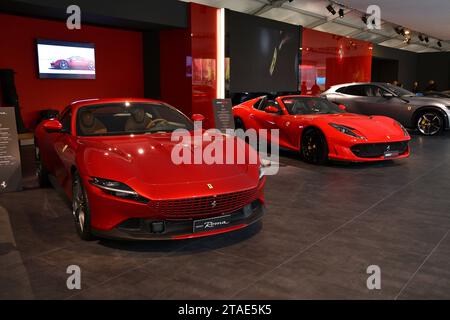 Scarperia, Mugello - 28 ottobre 2023: Ferrari Roma in mostra durante le finali mondiali Ferrari 2023 sul circuito del Mugello in Italia. Foto Stock