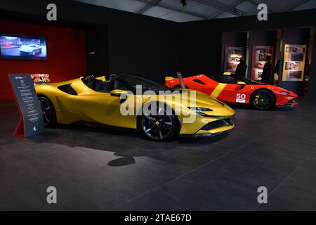 Scarperia, Mugello - 28 ottobre 2023: Ferrari SF90 Spyder in mostra durante le Ferrari World Finals 2023 sul circuito del Mugello in Italia. Foto Stock